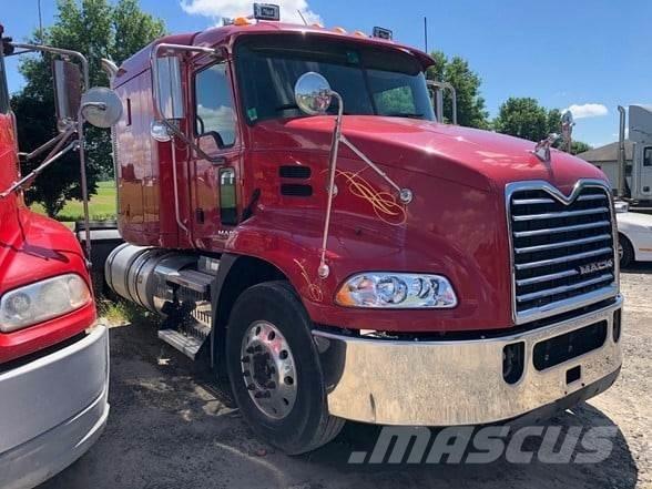 Mack PINNACLE CXU613 牵引车