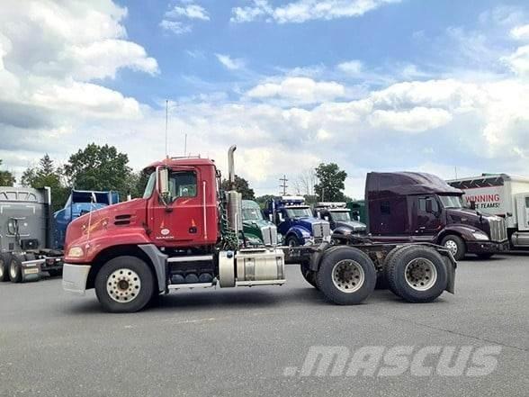 Mack PINNACLE CXU613 牵引车