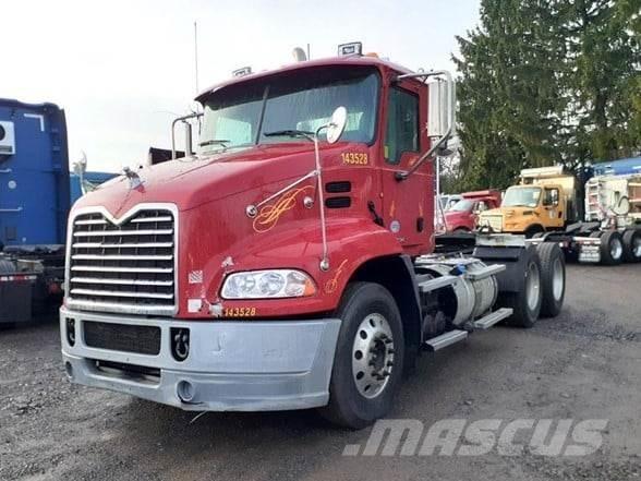 Mack PINNACLE CXU613 牵引车