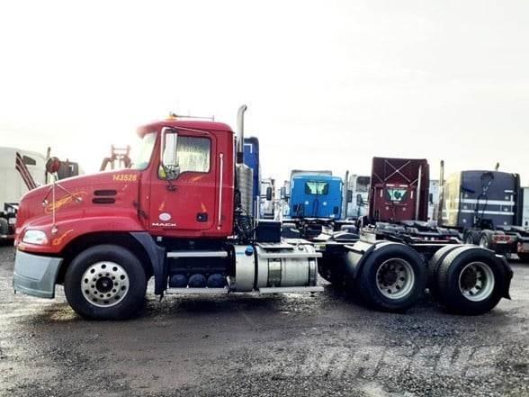 Mack PINNACLE CXU613 牵引车