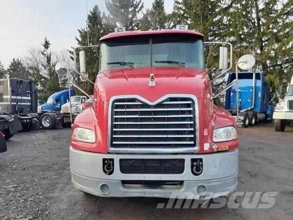 Mack PINNACLE CXU613 牵引车