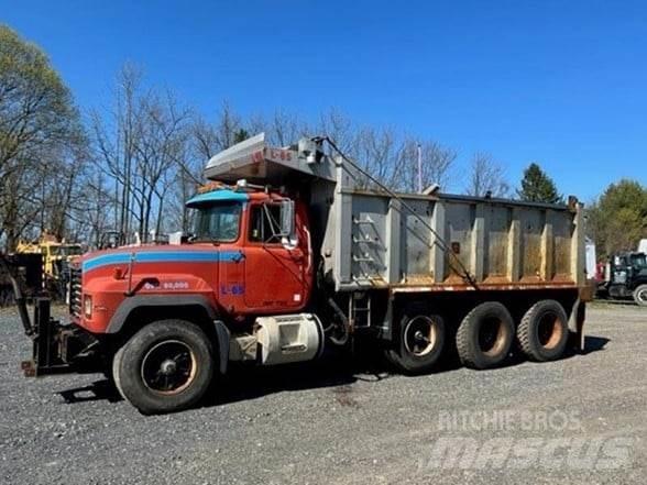 Mack RD688S 自卸式货车