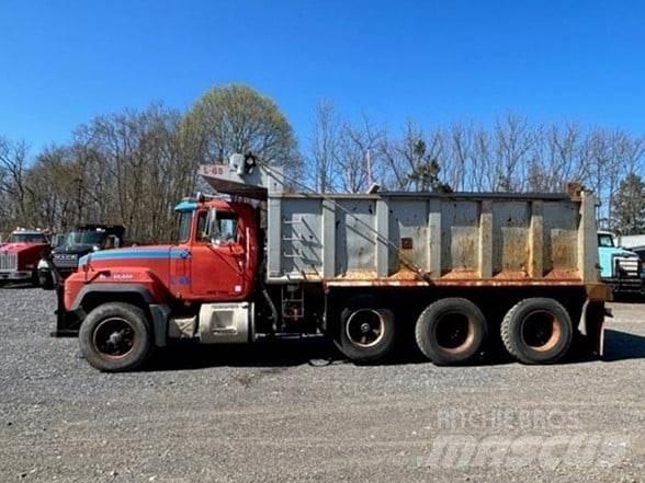 Mack RD688S 自卸式货车