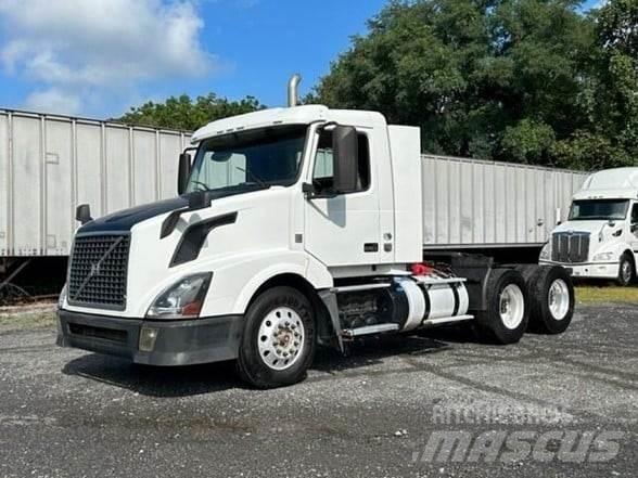 Volvo VNL64T300 牵引车