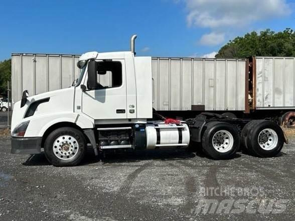 Volvo VNL64T300 牵引车