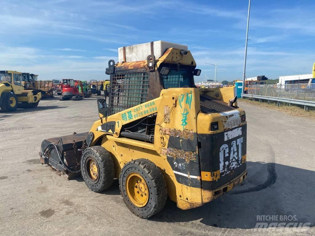 CAT 246 滑移装载机