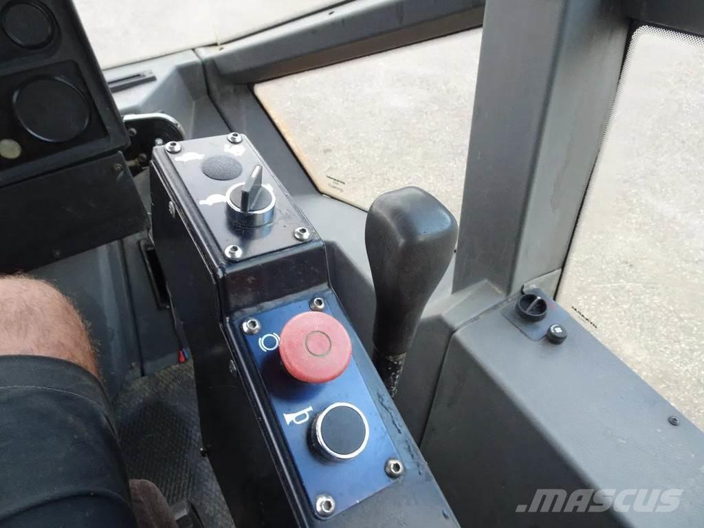 Dynapac CA152D 胶轮压路机