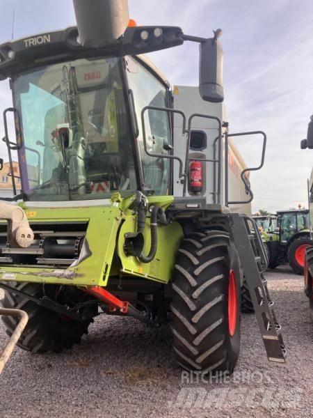 CLAAS TRION 530 联合收割机