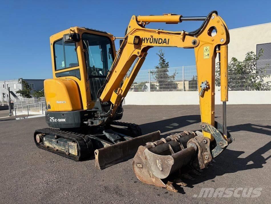 Hyundai R25Z-9 AK 小型挖掘机