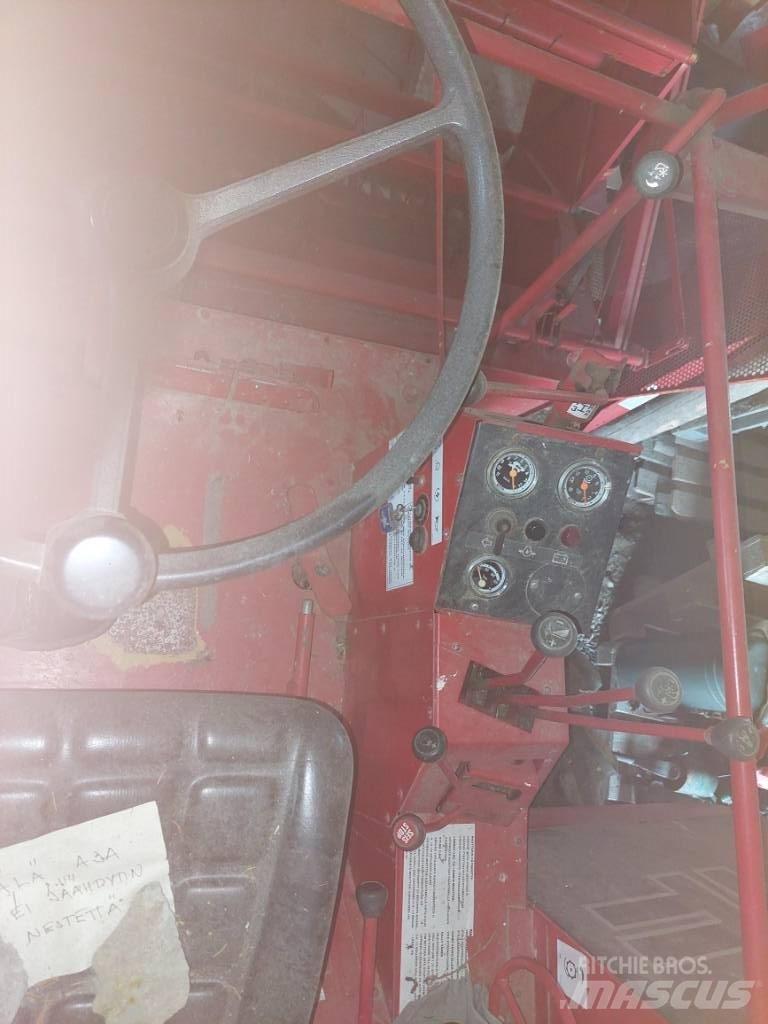 Massey Ferguson 330 联合收割机