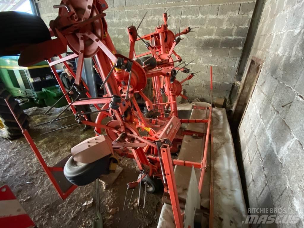 Kuhn Gf7601MH 犁耙和摊草机