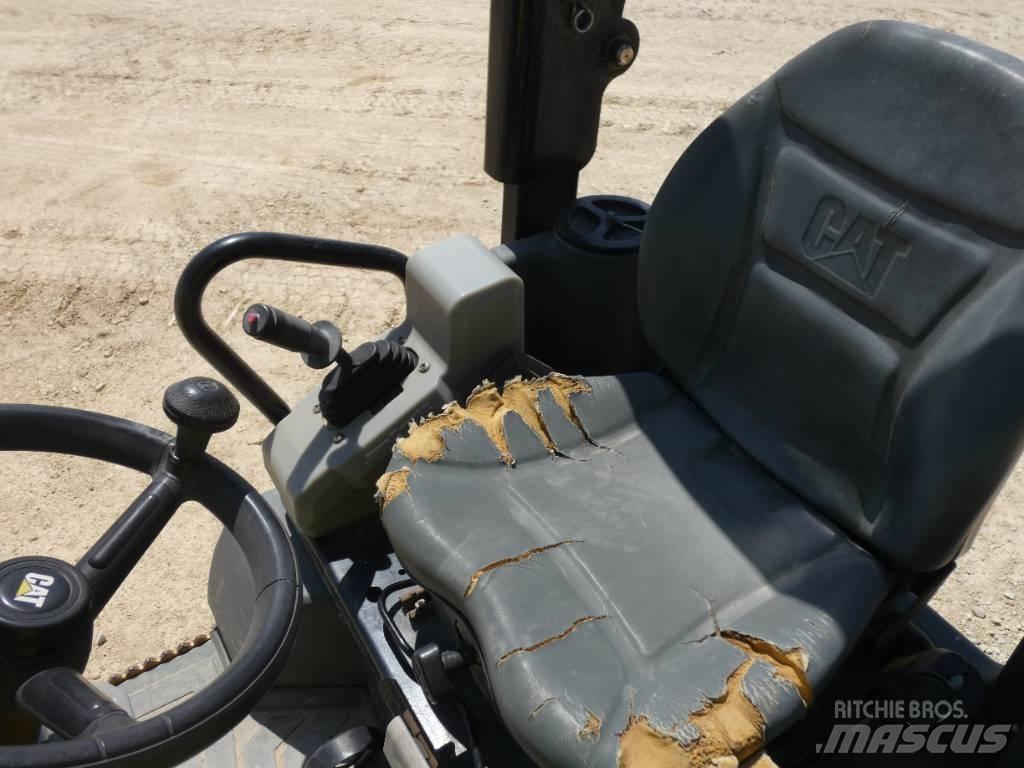 CAT CB 24 B 双轮压路机