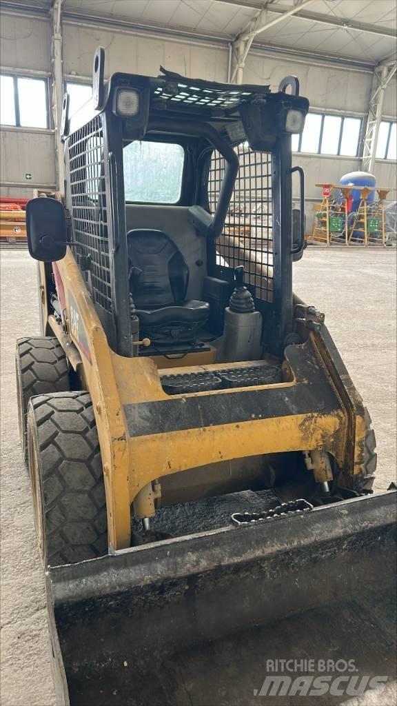 CAT 216 B 滑移装载机