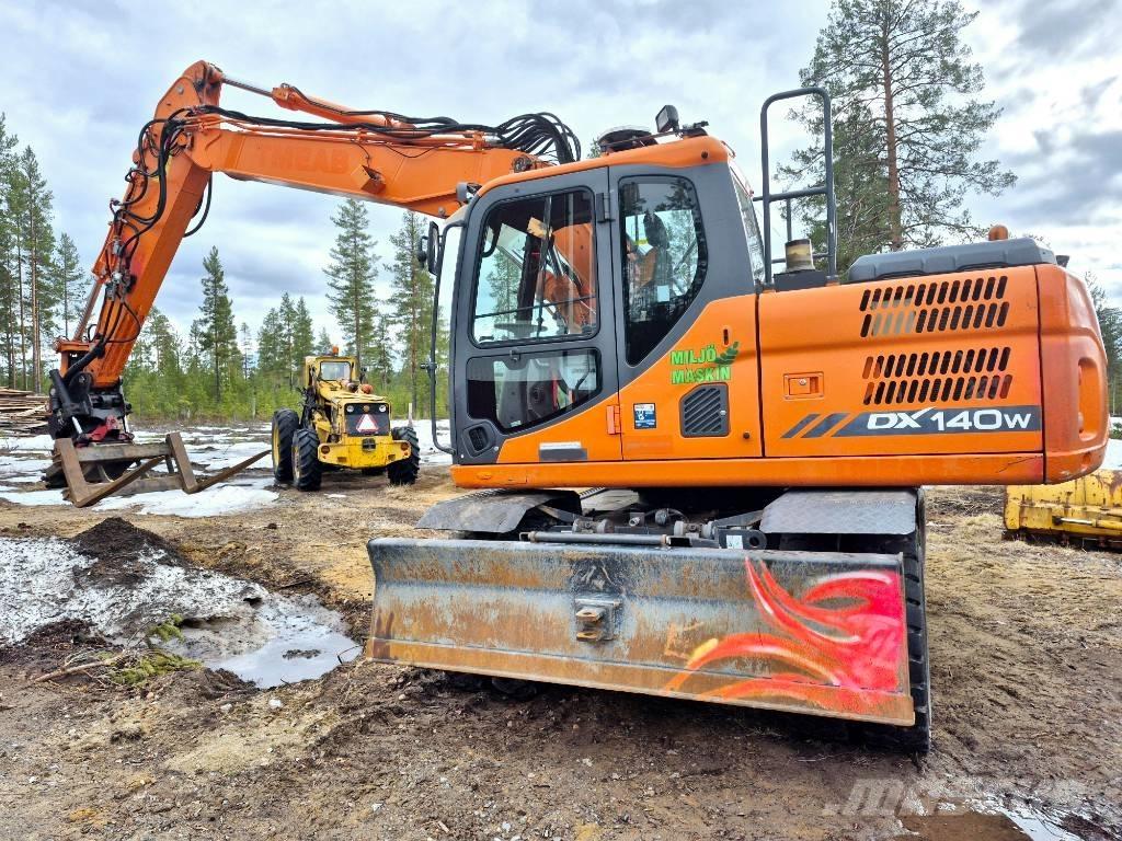 Doosan DX 140 W-3 轮式挖掘机
