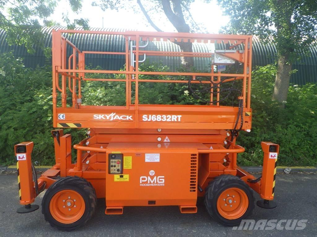 SkyJack SJ6832RT 剪叉式升降机