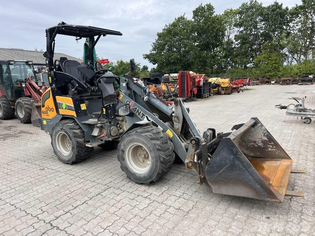 GiANT 2200E 小型装载机