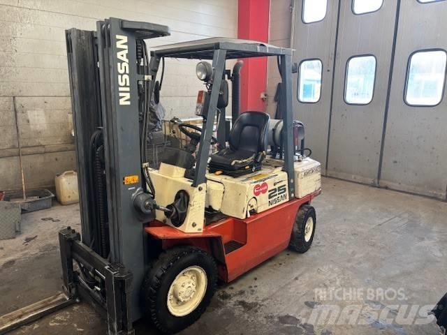 Nissan UJ02 A 25 U 天然气叉车