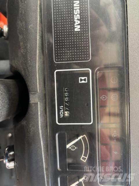 Nissan UJ02 A 25 U 天然气叉车