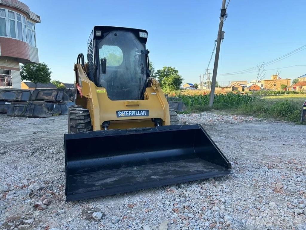 CAT 246 C 滑移装载机