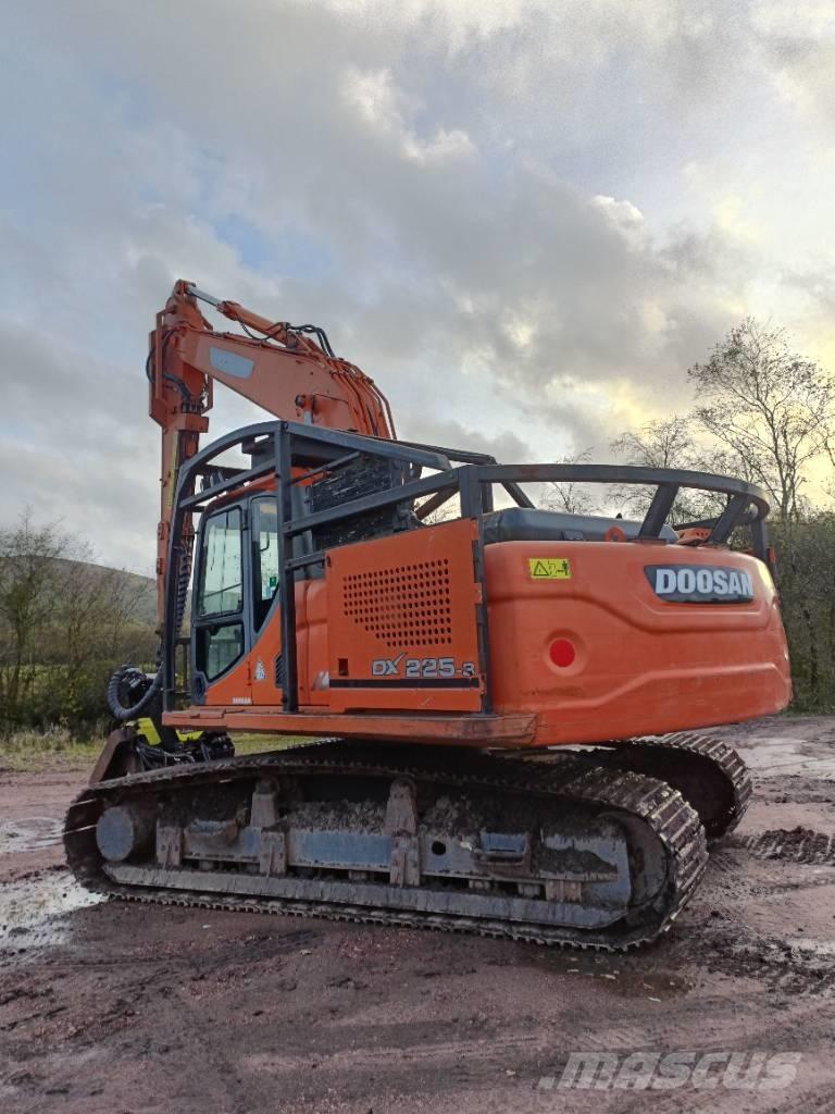 Doosan DX225 收割机