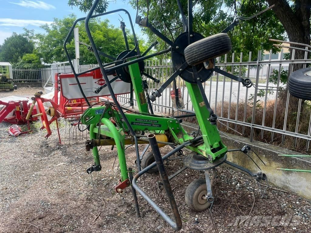 Deutz-Fahr 5221 犁耙和摊草机