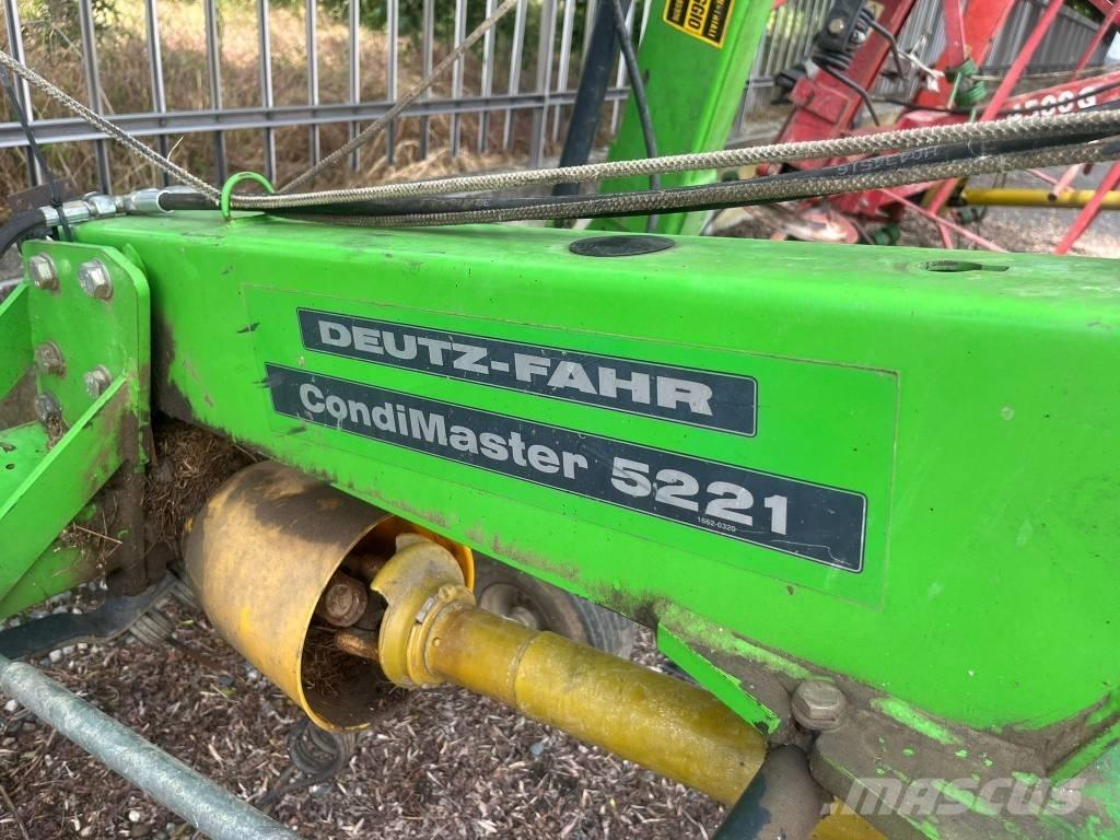Deutz-Fahr 5221 犁耙和摊草机