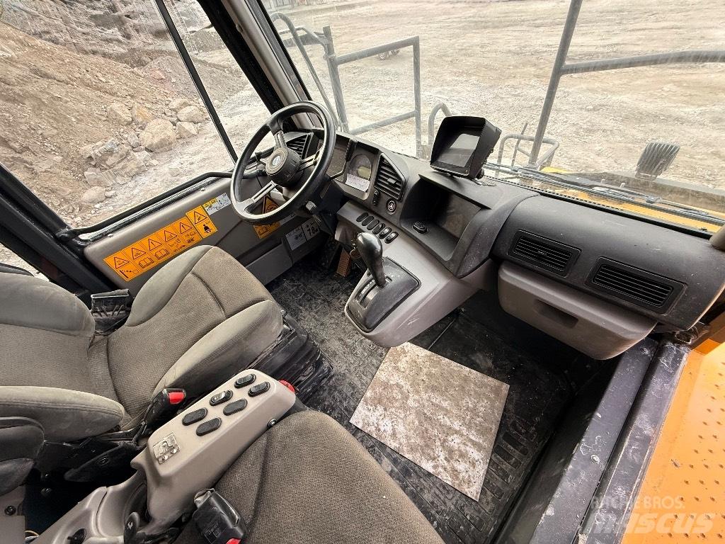 Komatsu HD 405 - 8E0 刚性自卸车