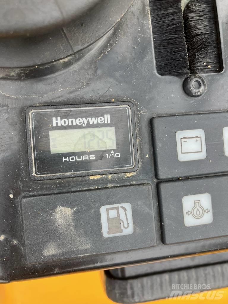 JCB 8010CTS 小型挖掘机