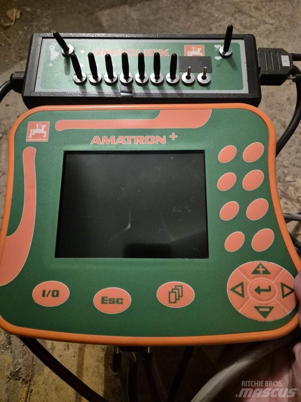 Amazone UX 4200 牵引式喷雾机