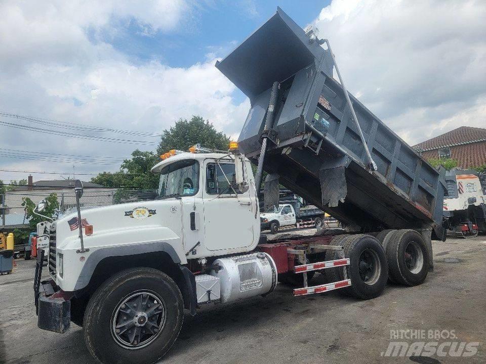 Mack RD 690 SX 自卸式货车