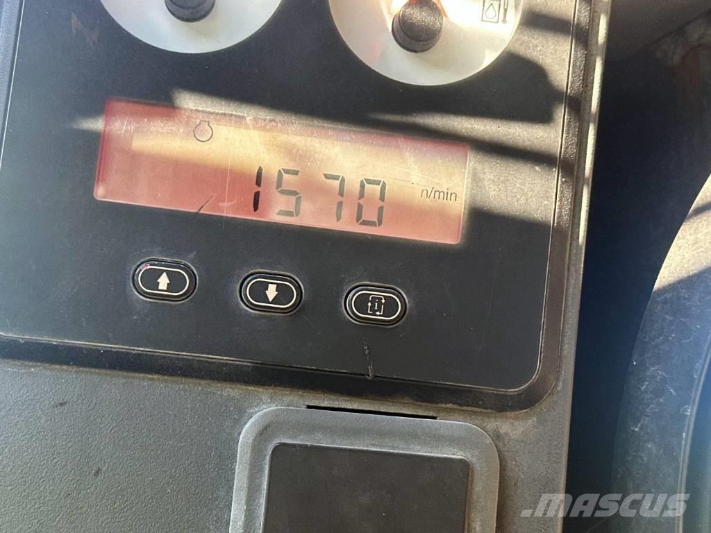 CAT 246 C 滑移装载机