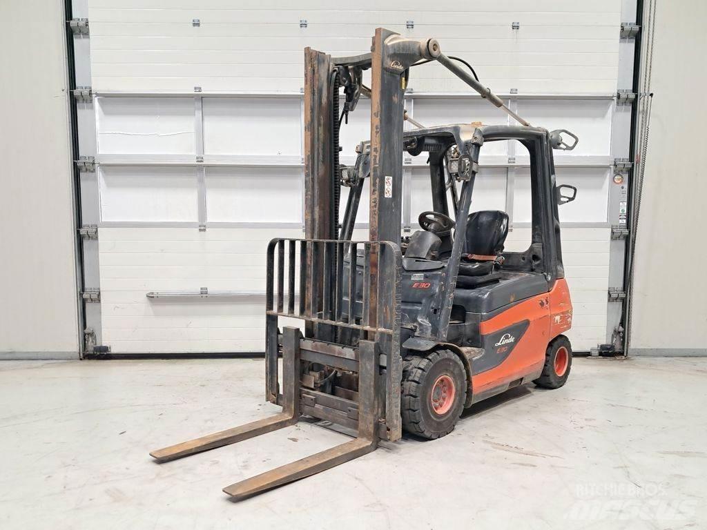 Linde E30-01 电动叉车
