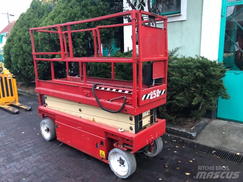 JLG 2030 F3    V-3409 客货电梯