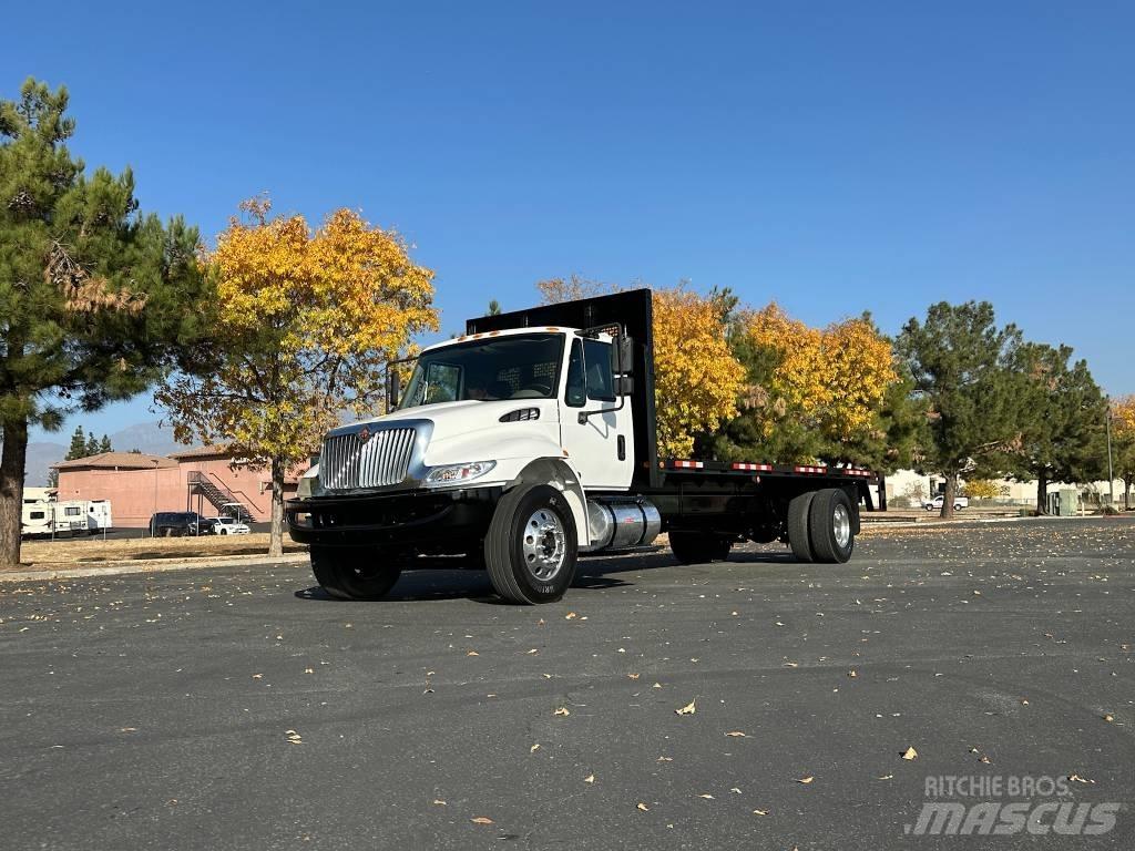 International 4300 平板栏板货车