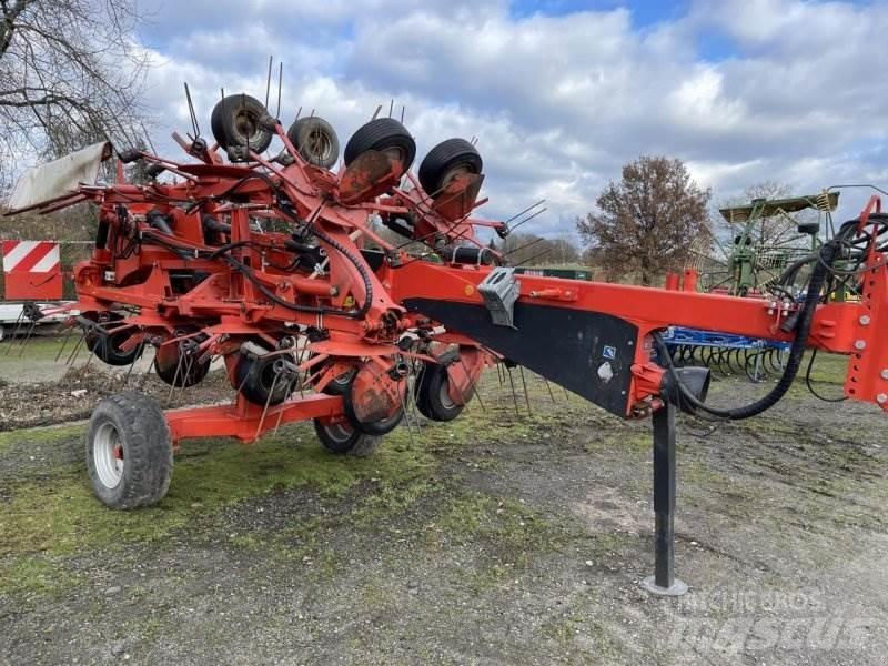 Kuhn GF 13002 犁耙和摊草机