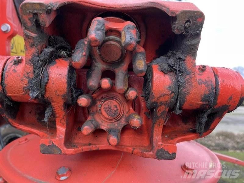 Kuhn GF 13002 犁耙和摊草机