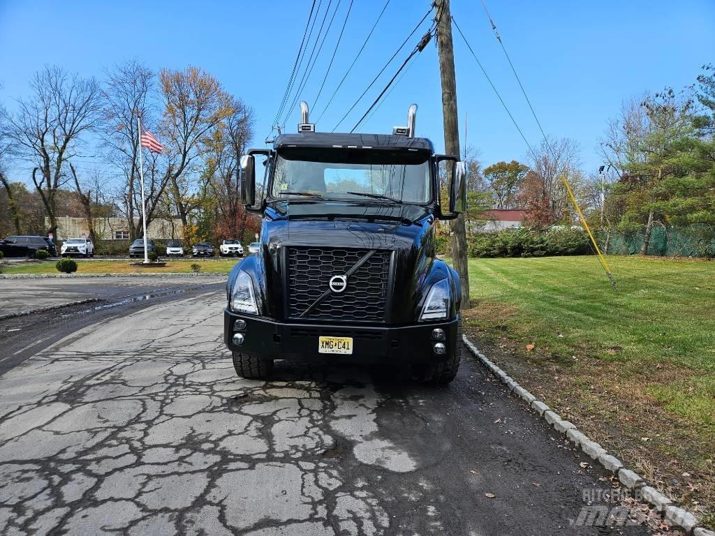 Volvo VNX 64 T300 平板栏板货车