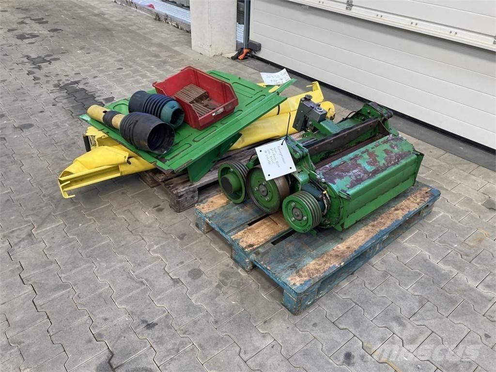 John Deere 8300 自走式青贮饲料收割机