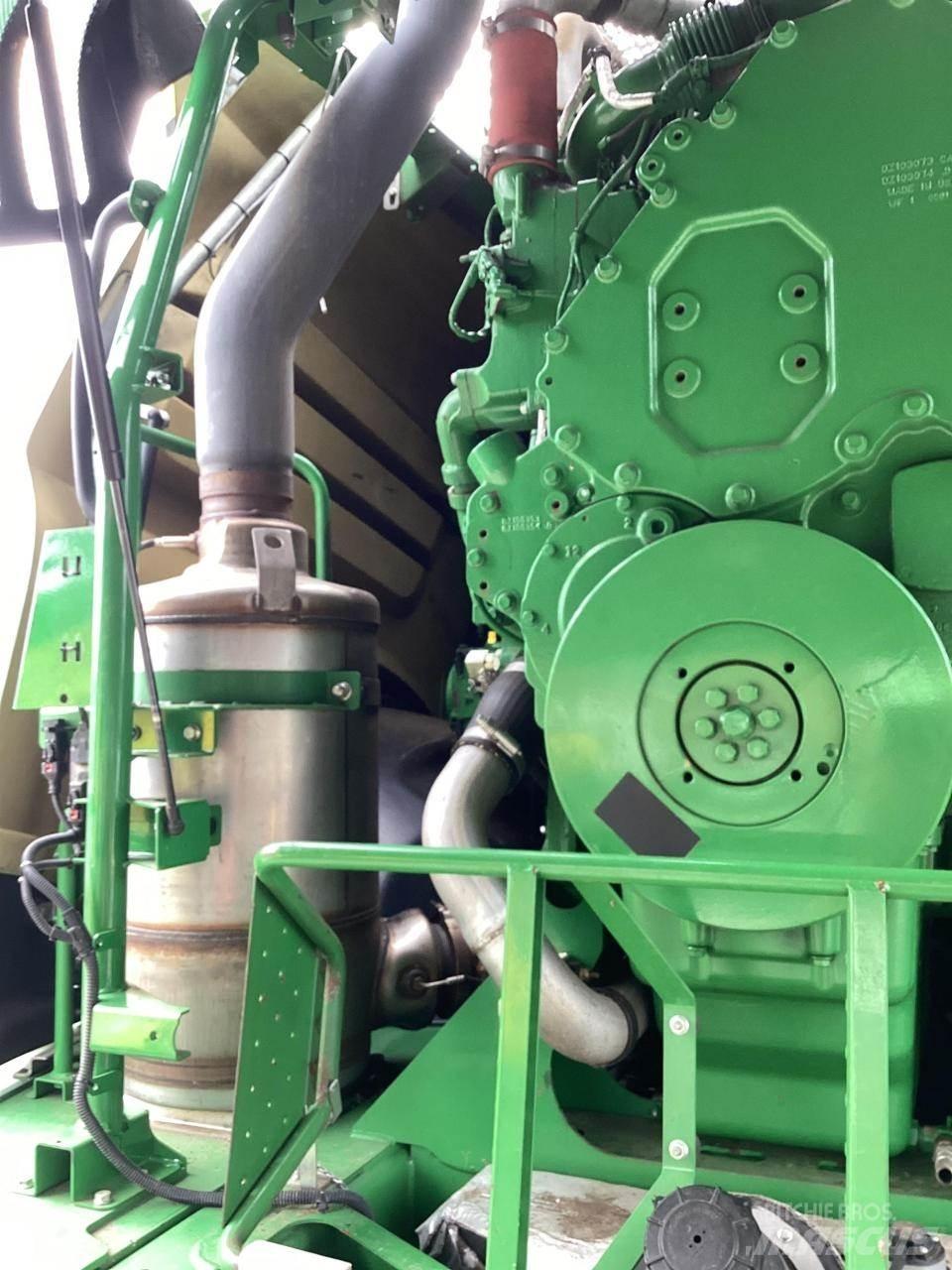 John Deere 8300 自走式青贮饲料收割机