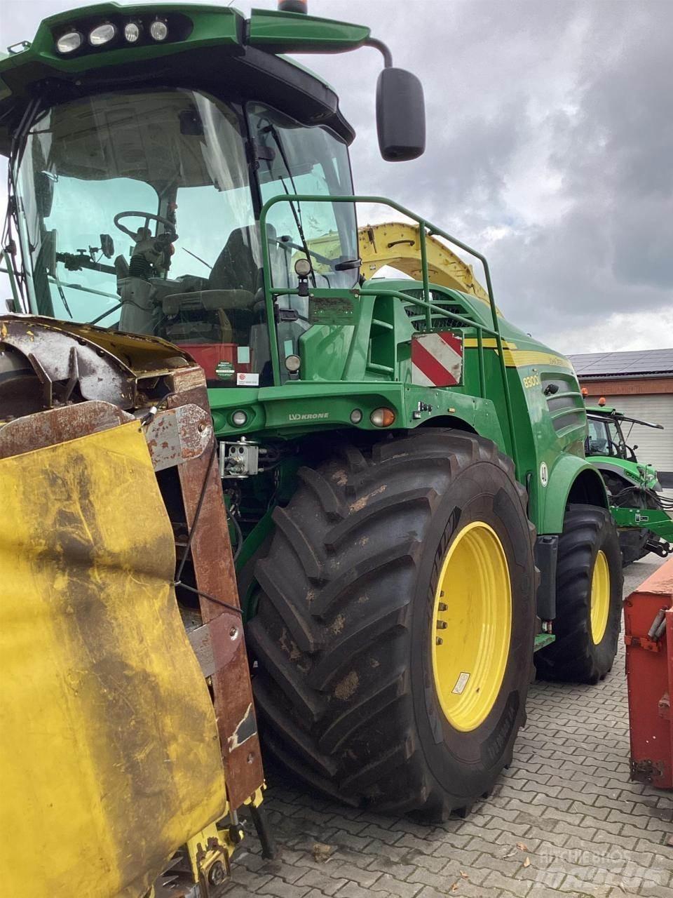 John Deere 8300 自走式青贮饲料收割机