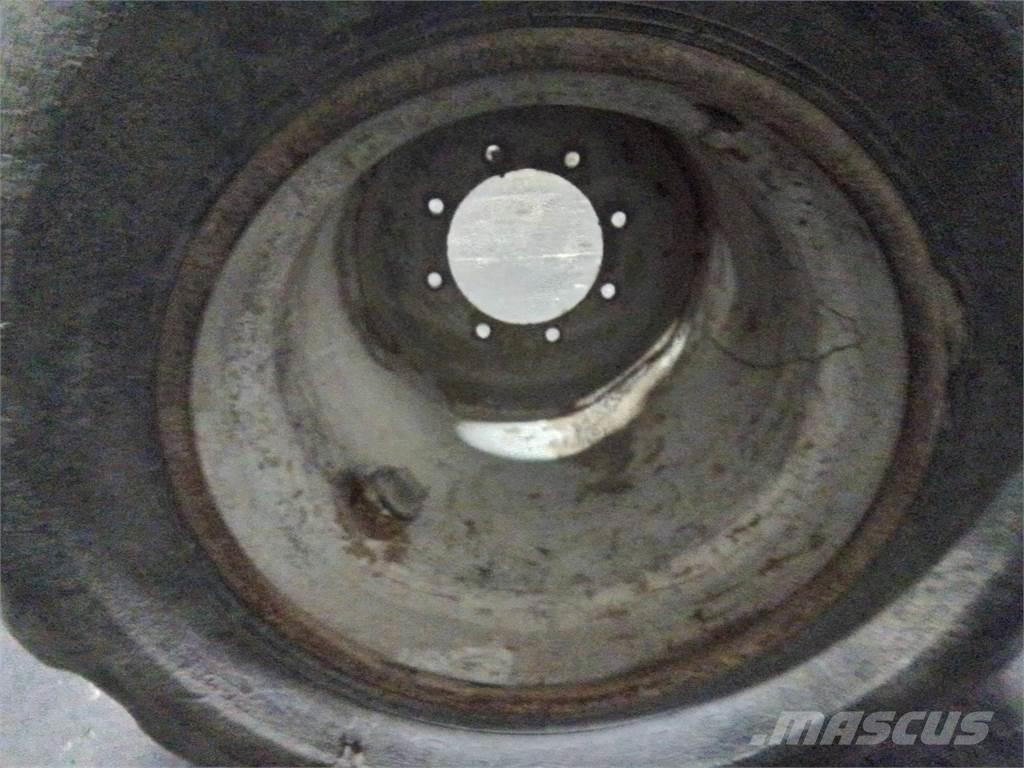 Valmet 820 24x22,5 轮胎、车轮和轮圈