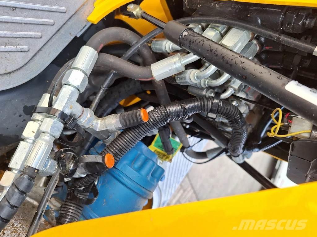 JCB 8008 CTS 小型挖掘机