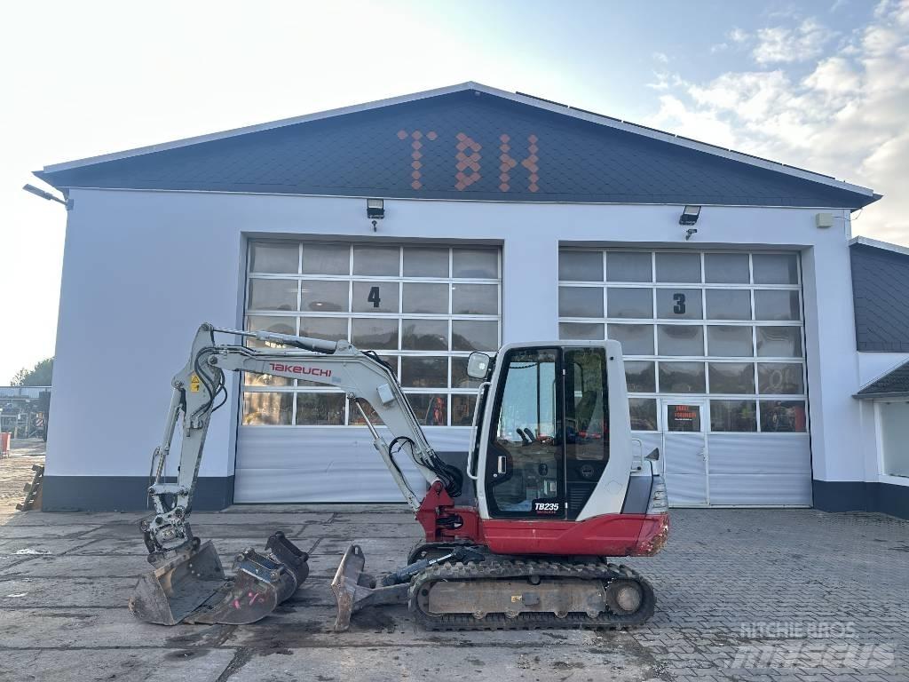 Takeuchi TB 235 小型挖掘机