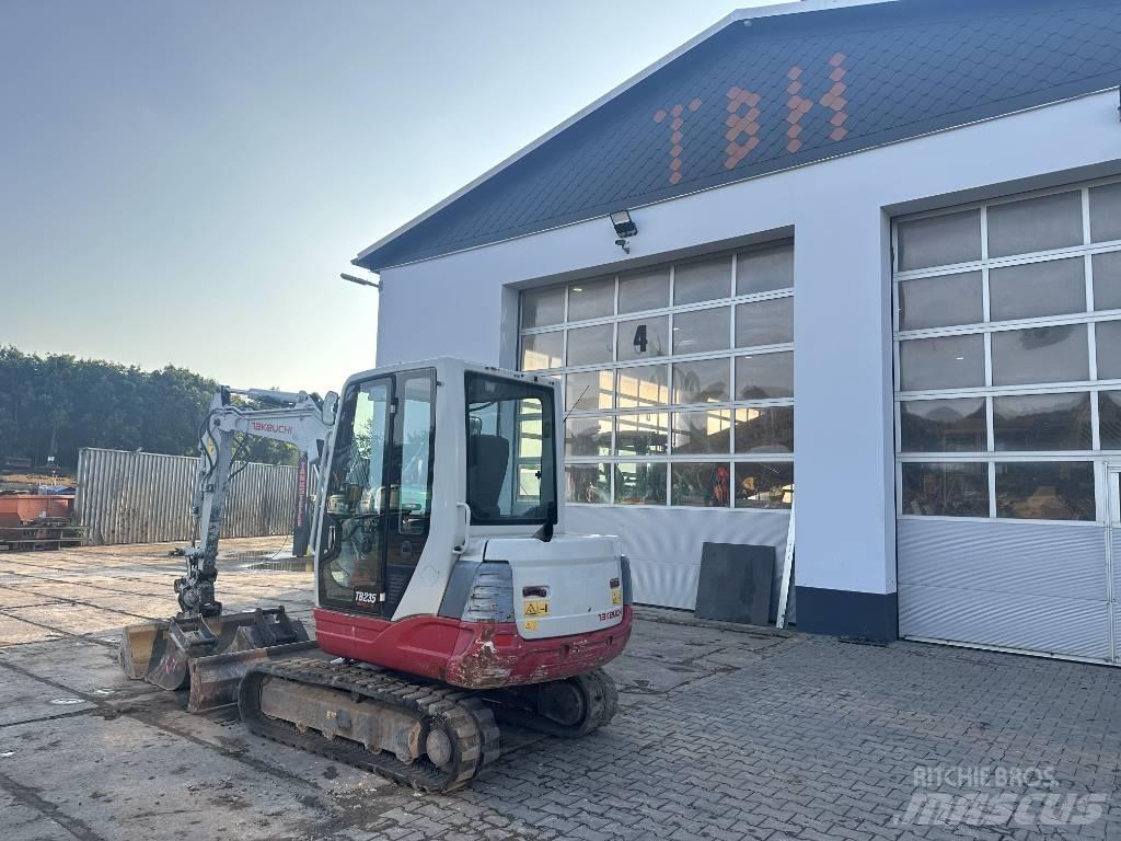 Takeuchi TB 235 小型挖掘机