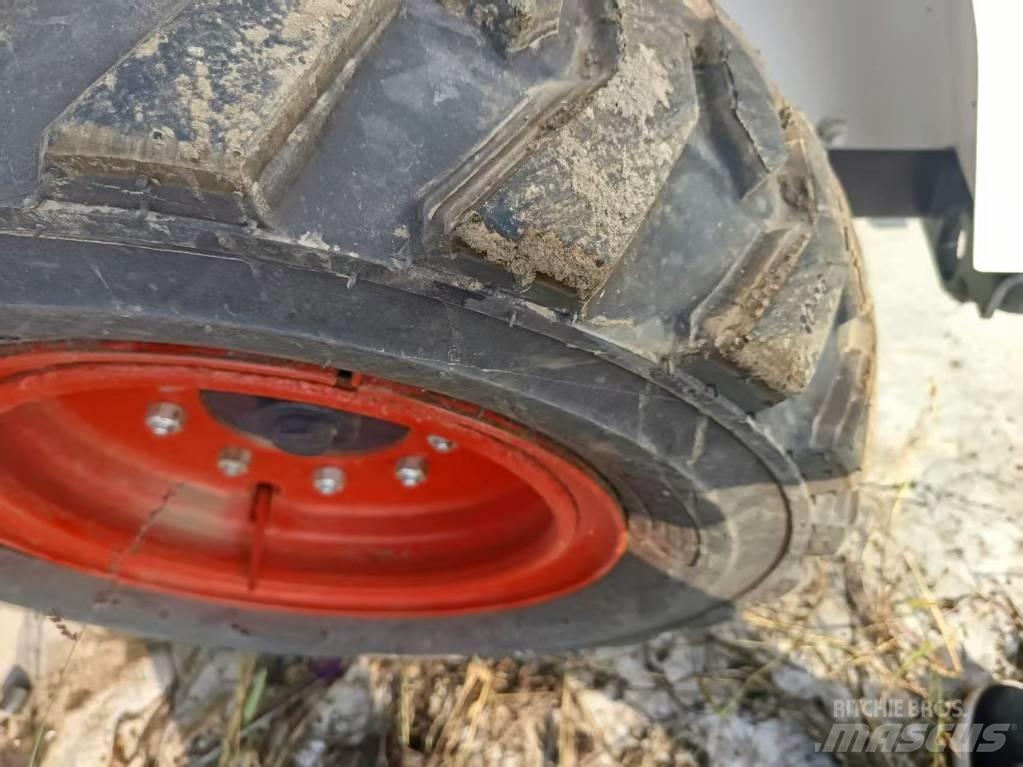 Bobcat S18 滑移装载机