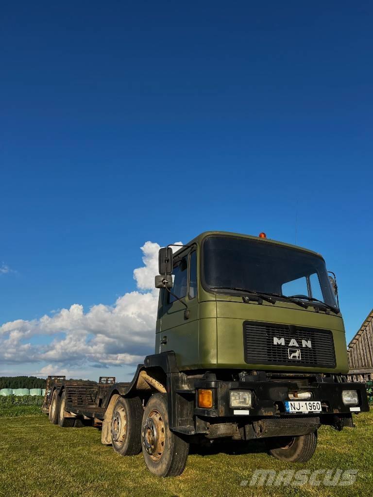 MAN 32.322 木材运输车