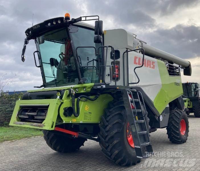 CLAAS TRION 530 联合收割机