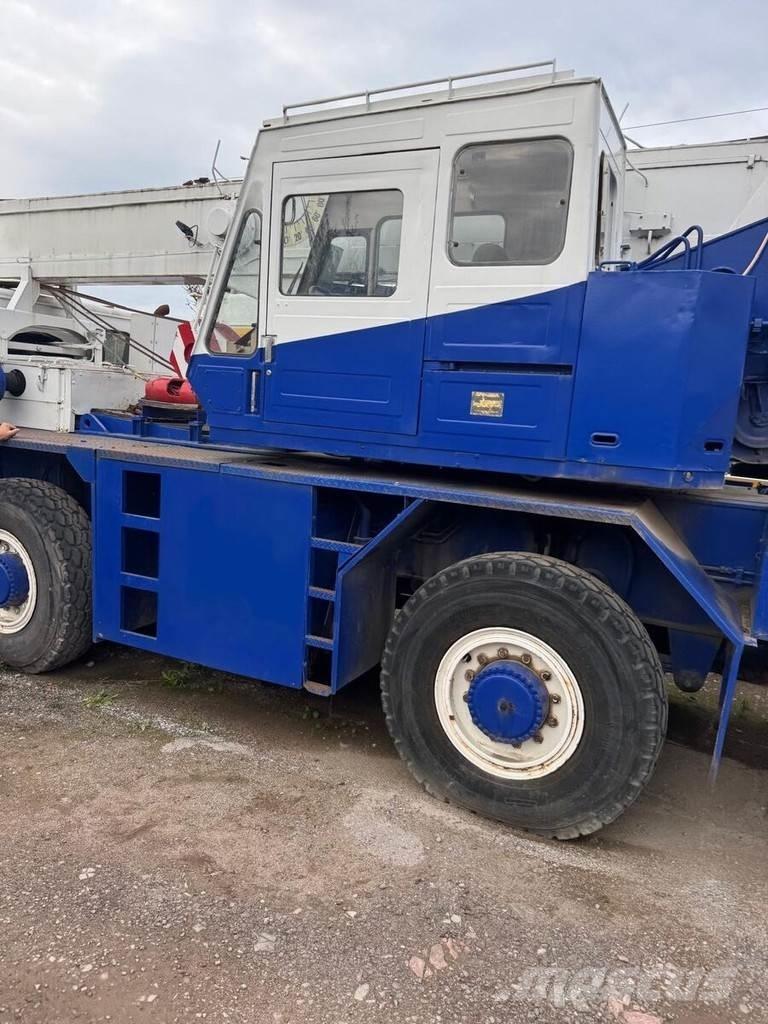Tadano AR 300E 起重车
