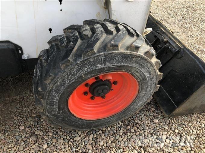 Bobcat S 300 滑移装载机