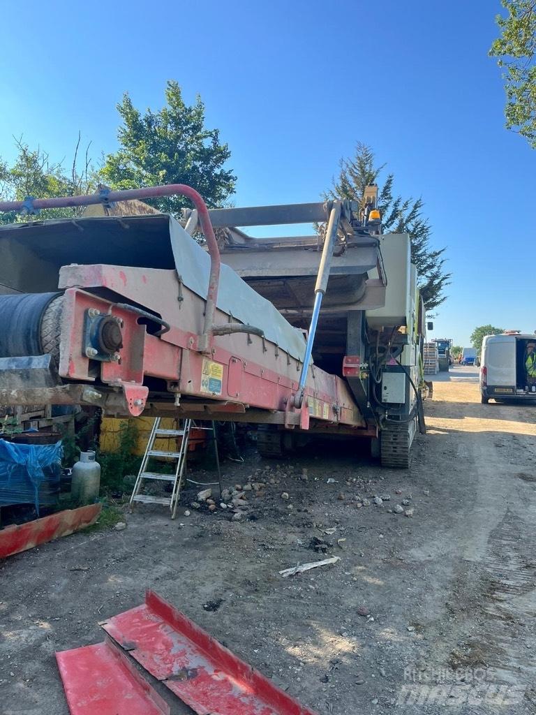 Sandvik QJ 241 移动式破碎机